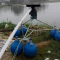 負(fù)壓風(fēng)送參數(shù)，拋料主機(jī)3000W-4000W，主機(jī)轉(zhuǎn)速2800轉(zhuǎn)每分，下料電機(jī)16W，輸料塑料管直徑63*可配40-60米管，500公斤料箱，最大投飼距離40-70米，最大投飼量200-300公斤，料飼破碎率小于百分之五，拋散扇面360度。